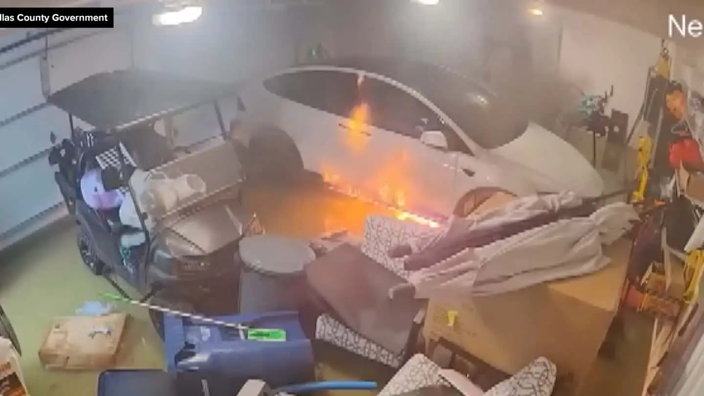 Carro elétrico da Tesla pegando fogo nos EUA - foto- Governo do Condado de Pinellas