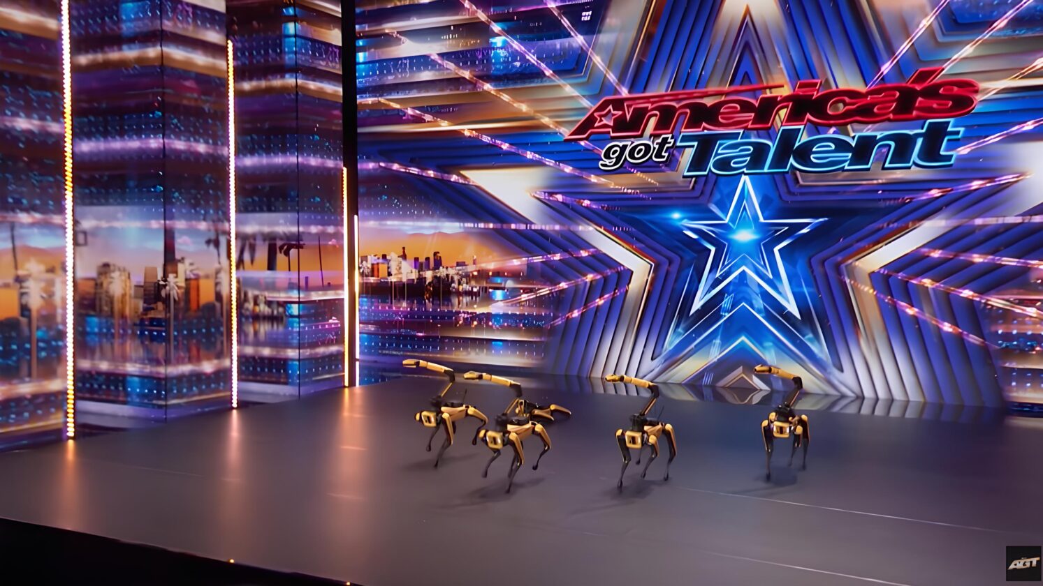 É uma boy band? Robôs da Boston Dynamics dançam Queen no America's Got Talent - Imagem: America's Got Talent (Reprodução YouTube)