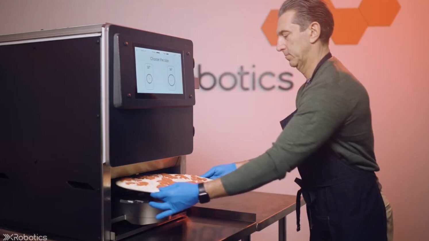 XRobotics lança robô para pizzarias que faz 100 pizzas por hora - Imagem: YouTube (Reprodução)