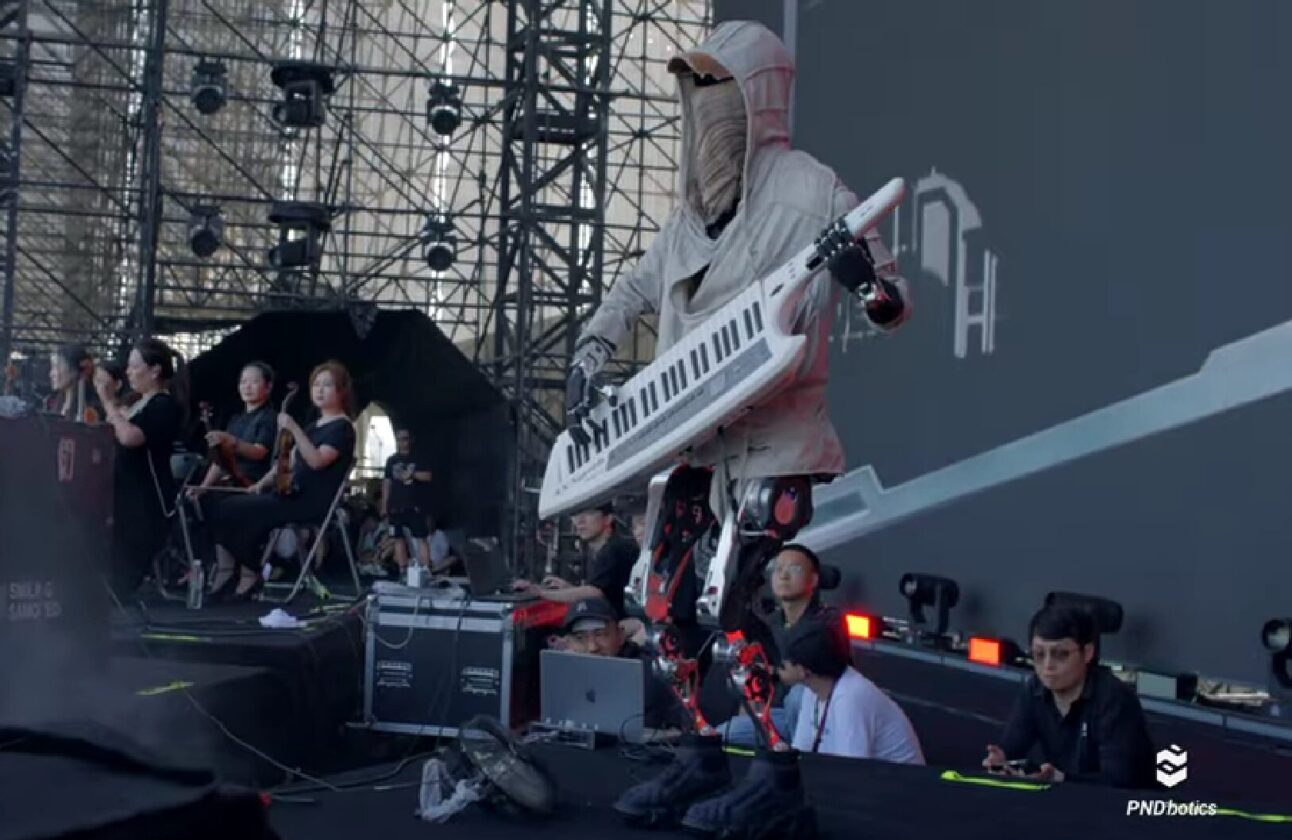 Robô tocando guitarra