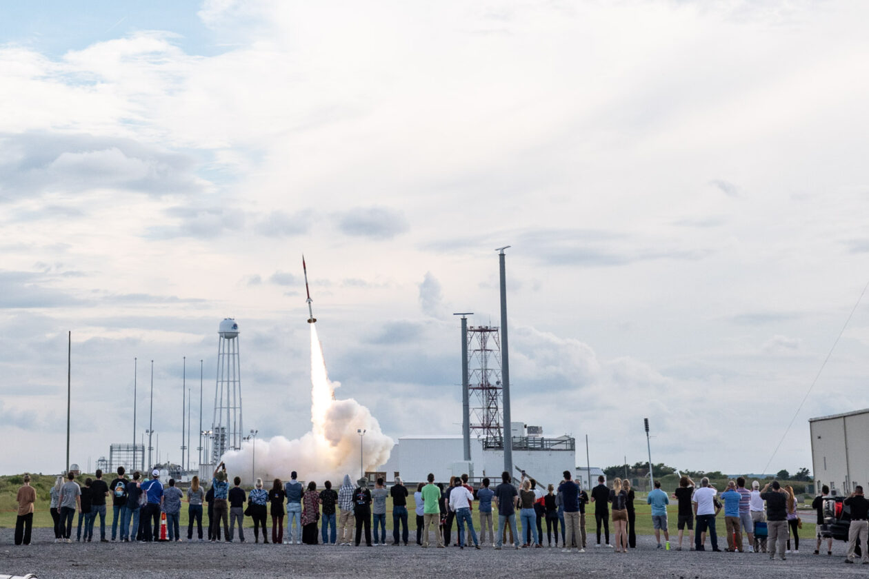 Estudantes observam lançamento de foguete suborbital da NASA levando experimentos científicos.
