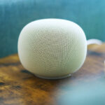 Alto-falante Google Home sobre uma mesa