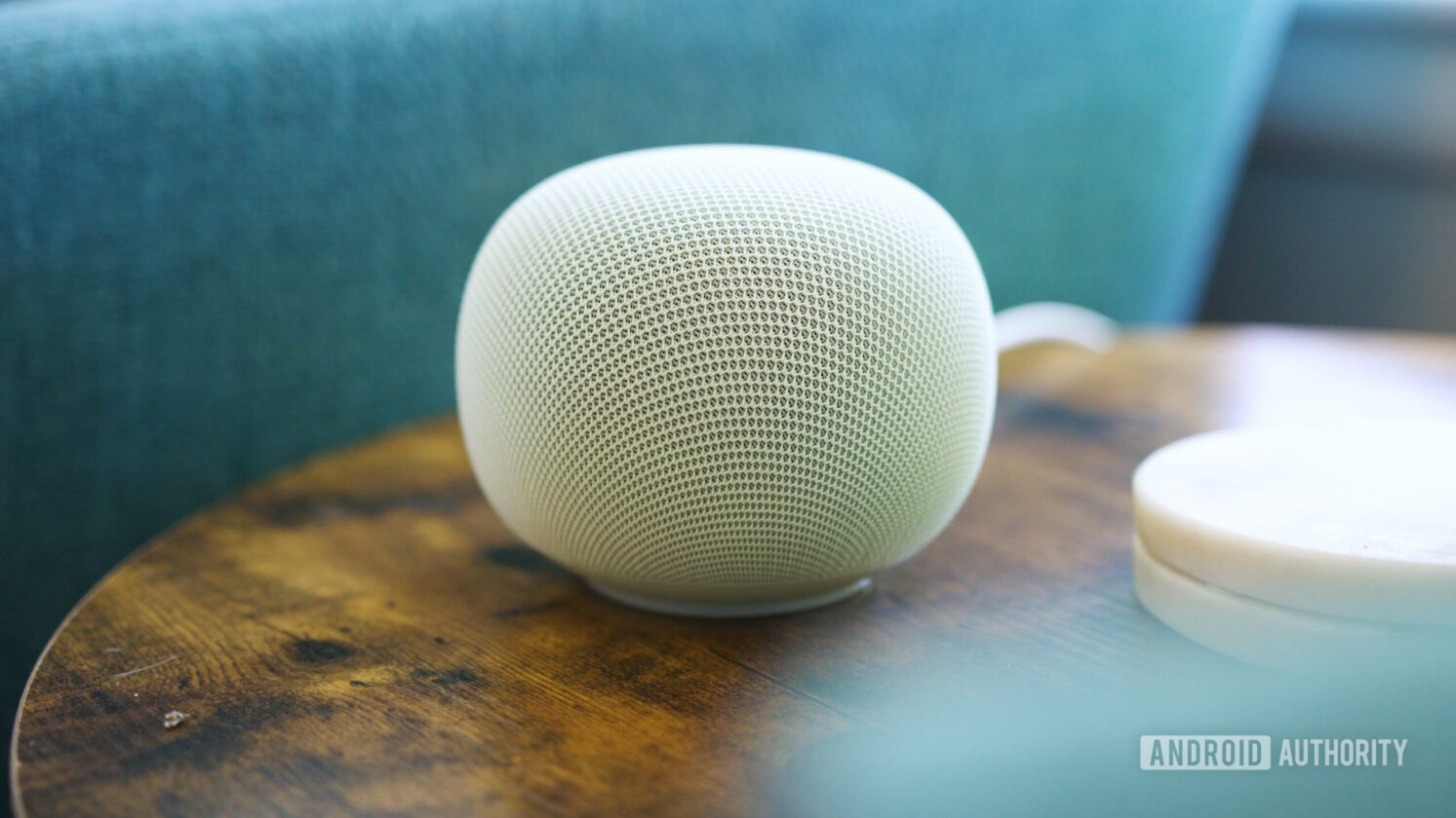 Alto-falante Google Home sobre uma mesa