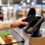 Imagem editorial para a matéria: Google Pay chegará às lojas do Walmart para pagamento por aproximação