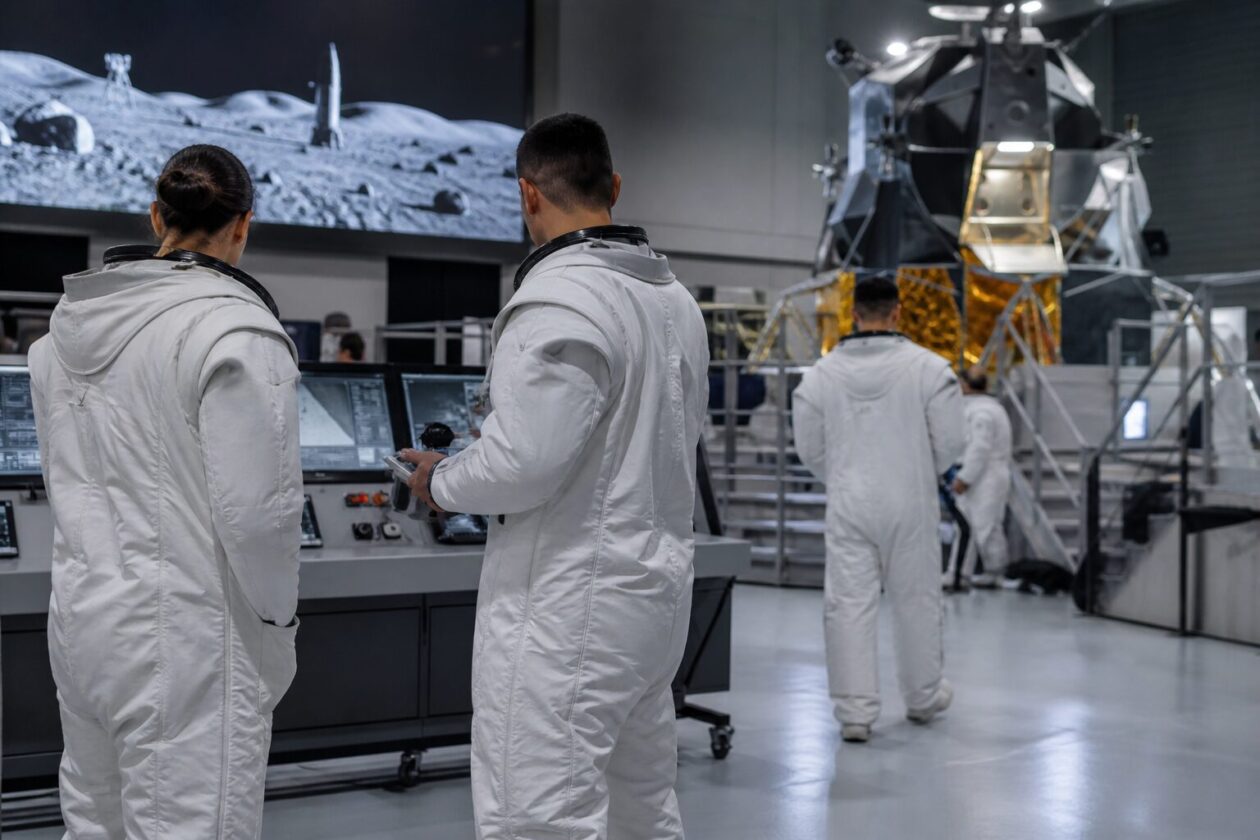 Imagem editorial para a matéria: NASA detalha treinamento da Artemis III em novo episódio oficial sobre a missão lunar