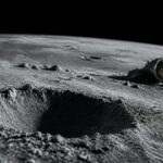 Imagem editorial para a matéria: NASA registra cratera causada por estágio de Falcon 9 na Lua