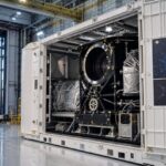 Imagem editorial para a matéria: Telescópio Roman da NASA chega ao hangar da SpaceX antes de lançamento