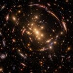 Imagem editorial para a matéria: ESA publica imagem do Webb com galáxias distorcidas por lente gravitacional