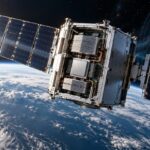 Imagem editorial para a matéria: Google detalha Project Suncatcher para testar hardware de IA em órbita