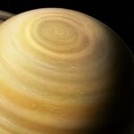 Imagem editorial para a matéria: Hubble observa onda atmosférica em formato de decágono no polo sul de Saturno