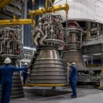 Imagem editorial para a matéria: NASA começa a instalar motores RS-25 no foguete da Artemis III