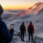 Imagem editorial para a matéria: Trilheiros são resgatados após usar Gemini para planejar subida ao Monte Shasta