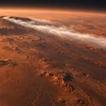 Imagem editorial para a matéria: ESA aponta física atmosférica incomum em nuvem recorrente de Marte